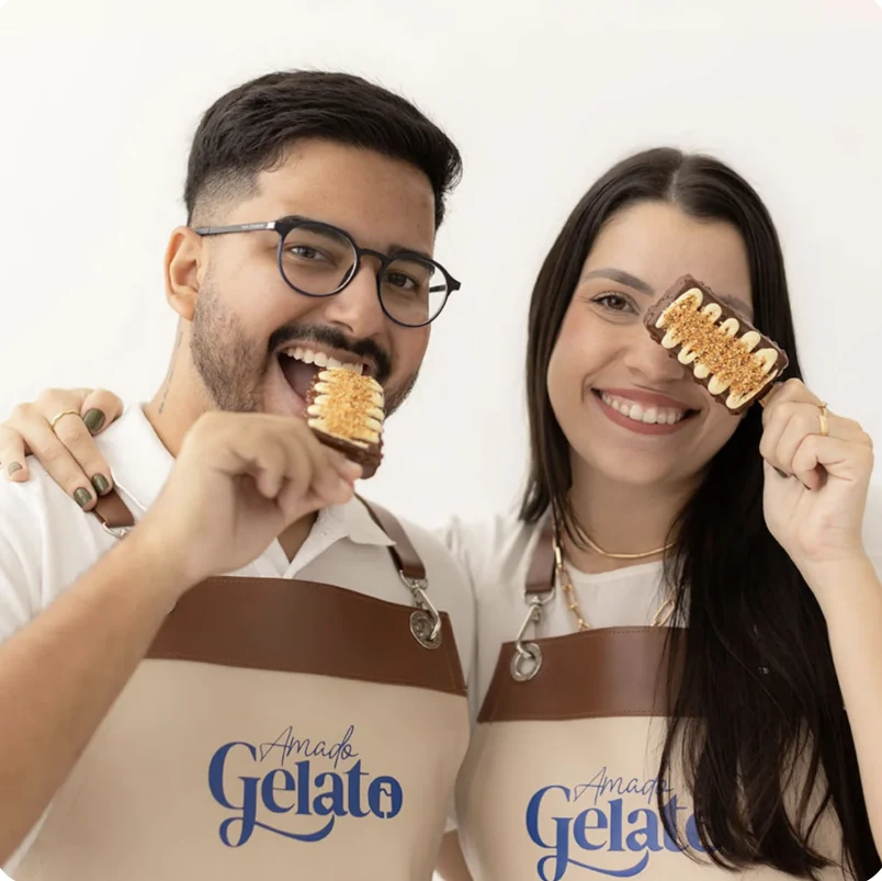 Lucas e Sarah, fundadores da Amado Gelato, com paletas recheadas na mão